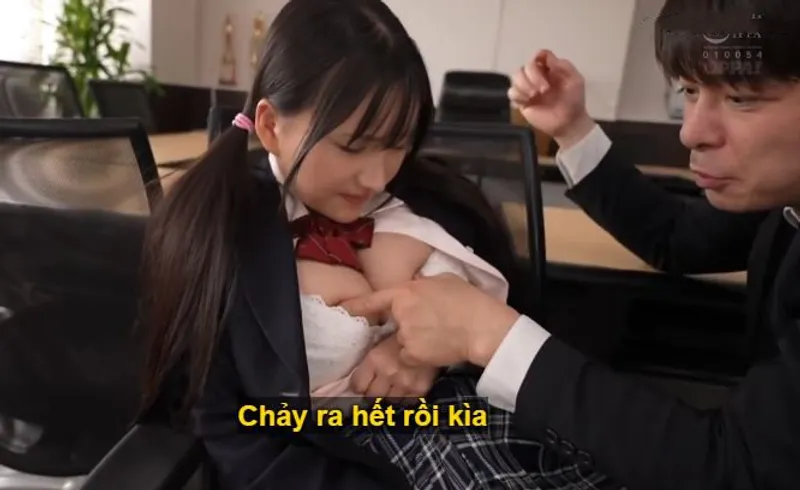 Ba năm trời, thầy giáo rèn luyện cô học trò ngực đẹp biến thành "bình chứa tinh"