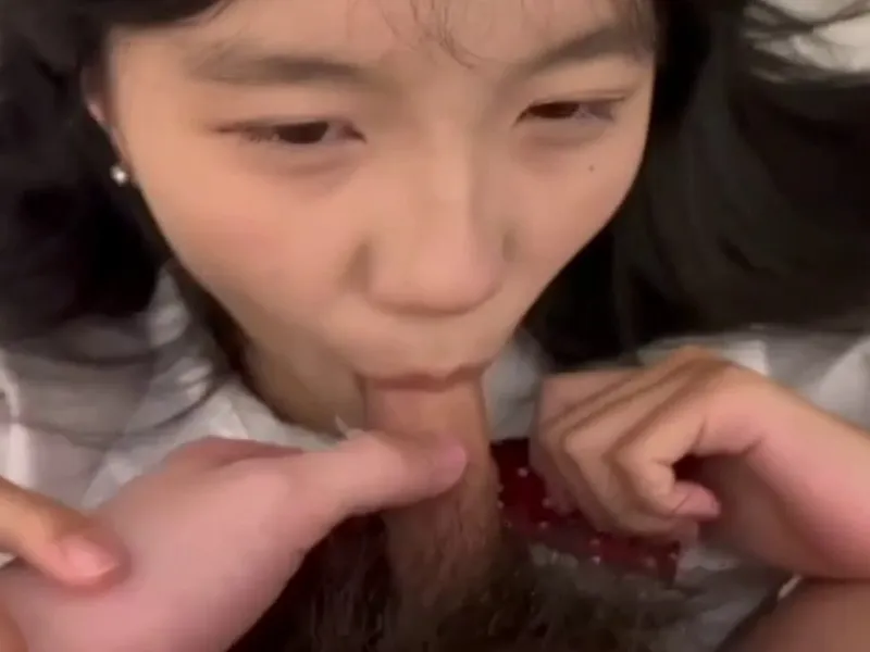 Em loli dễ thương mút cây hàng biến em thành con đào nứng p2